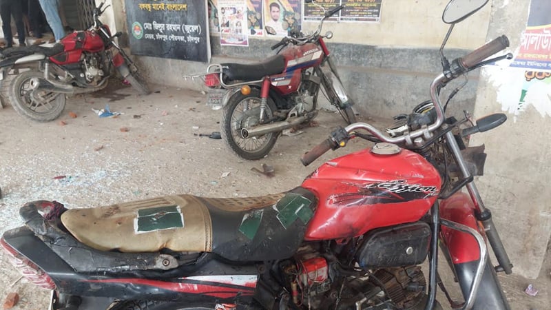 সমাজকল্যাণমন্ত্রীর বাসভবনে হামলা,মোটরসাইকেল ভাঙচুর