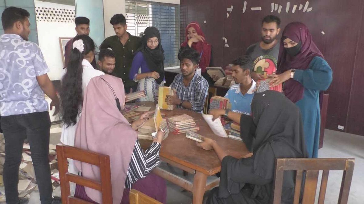 শিক্ষার্থীদের সংস্কারের ছোঁয়ায় বদলে যাচ্ছে কুমারখালী পাবলিক লাইব্রেরী