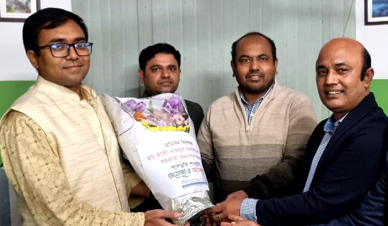 সহকারী অধ্যাপক হিসেবে পদোন্নতি পাওয়ায় ডা. কাজী নাজমুল হক শাওনকে ফুলেল শুভেচ্ছা