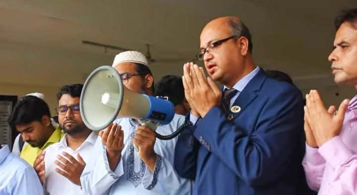 মোনাজাত করে দায়িত্ব গ্রহণ করলেন বশেফমুবিপ্রবির উপাচার্য
