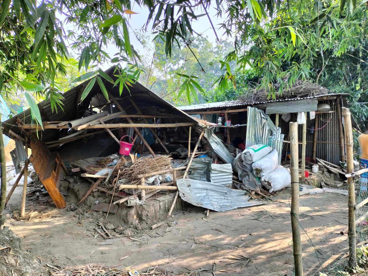 গভীর রাতে বাড়ি ভাঙচুর করে আসবাবপত্র ফেললো পুকুরে,ঘর ছাড়া পরিবার