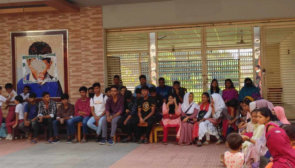 প্রশাসনের পদত্যাগের দাবিতে আইইআর পরিচালকের কক্ষে তালা