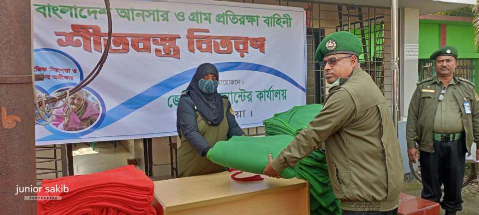 কুমারখালীতে আনসার সদস্যদের মাঝে শীতবস্ত্র বিতরণ