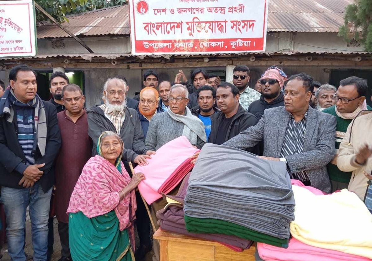 খোকসায় শীতার্তদের মাঝে শীতবস্ত্র বিতরণ