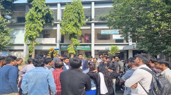কুষ্টিয়ায় শিক্ষা অফিসারকে ক‌ক্ষে রেখেই তালা ঝুলিয়ে দিল শিক্ষার্থী‌রা