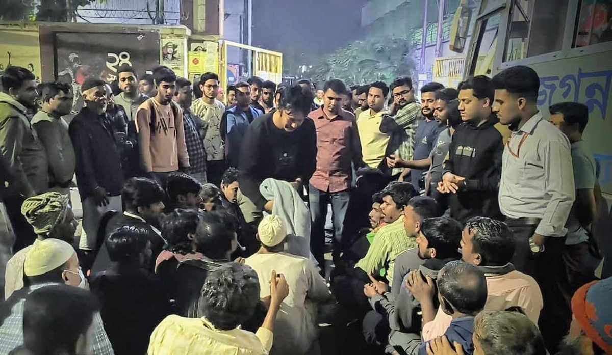 অসহায়দের মাঝে জবি ছাত্রদলের শীতবস্ত্র বিতরণ