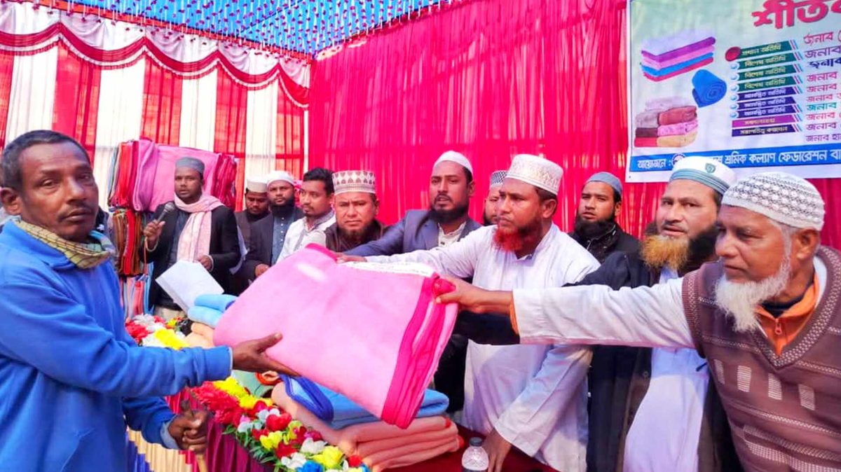 দেবীগঞ্জে শ্রমিক কল্যাণ ফেডারেশনের শীতবস্ত্র বিতরণ