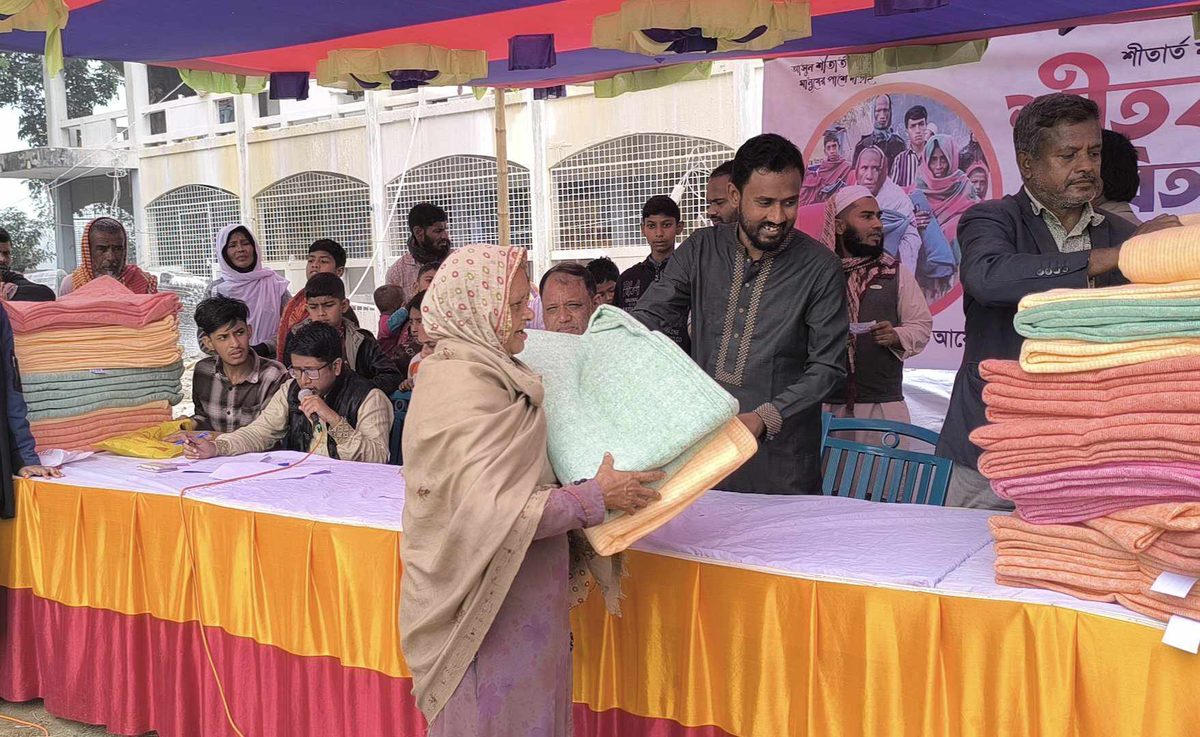 ‘নয়া কম্বল পেয়ে খুব উপকার হইলো আল্লাহ যেন ছাত্রগোরে ভালো করে’