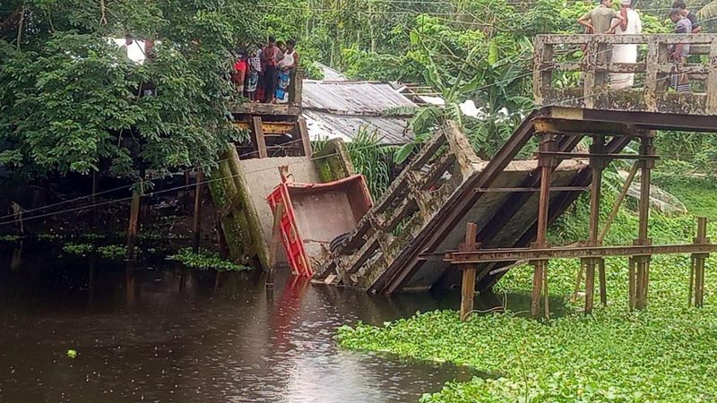 ভোলায় বালুবোঝাই ট্রলি নিয়ে ভেঙে পড়ল ব্রিজ, চালক নিহত