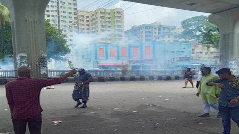 প্রেসক্লাবে শিক্ষার্থী-পুলিশ সংঘর্ষ, রাবার বুলেট ও টিয়ারশেল নিক্ষেপ