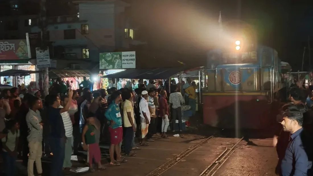 জলাবদ্ধতা নিরসনের দাবিতে জামালপুরে রেললাইন অবরোধ