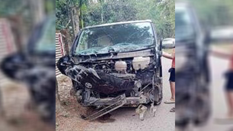ট্রেনের ধাক্কায় দুমড়ে-মুচড়ে গেল মাইক্রোবাস