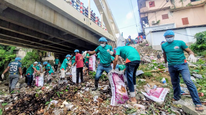 বগুড়ার শাহ ফতেহ আলী সেতু এলাকায় পরিচ্ছন্নতা অভিযান