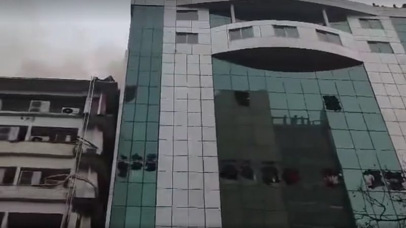 আগুন লাগা ভবনটিতে আটকে আছে বহু মানুষ