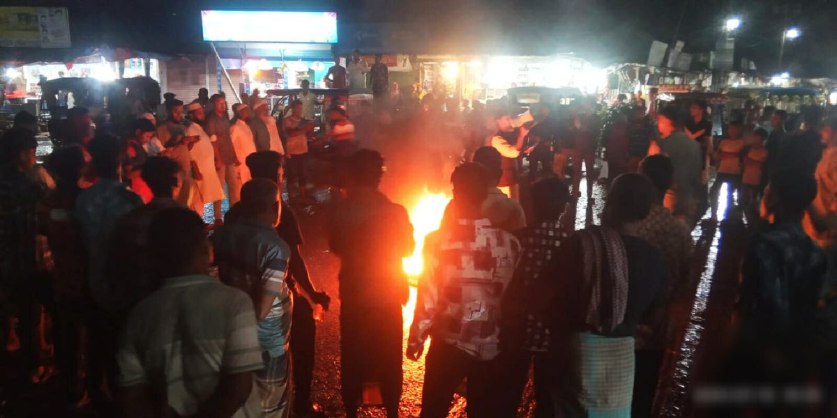 জামালপুরে আগুন জ্বালিয়ে ছাত্র-জনতার সড়ক অবরোধ