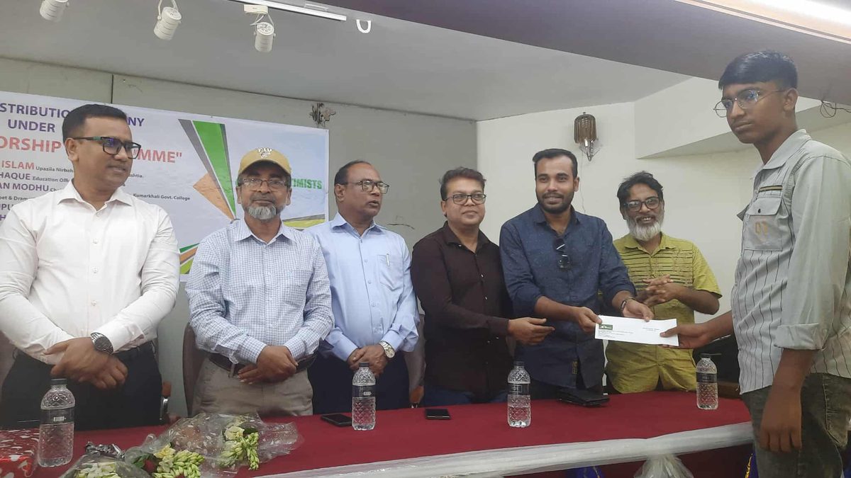 কুষ্টিয়ায় অপটিমিটসের উদ্যোগে মেধাবী শিক্ষার্থীদের মাঝে শিক্ষাবৃত্তি প্রদান