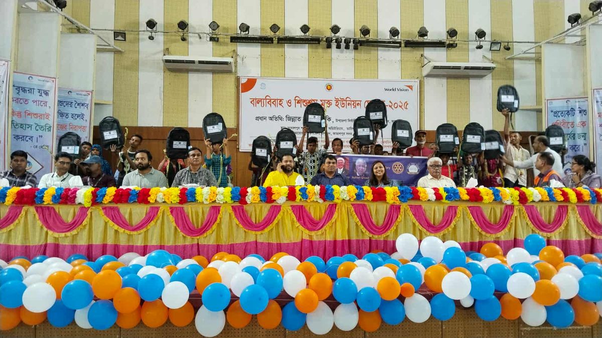 ঝুঁকিপূর্ণ শিশুশ্রম ছেড়ে স্কুলে ফেরা ১৫ শিশু পেল উপহার