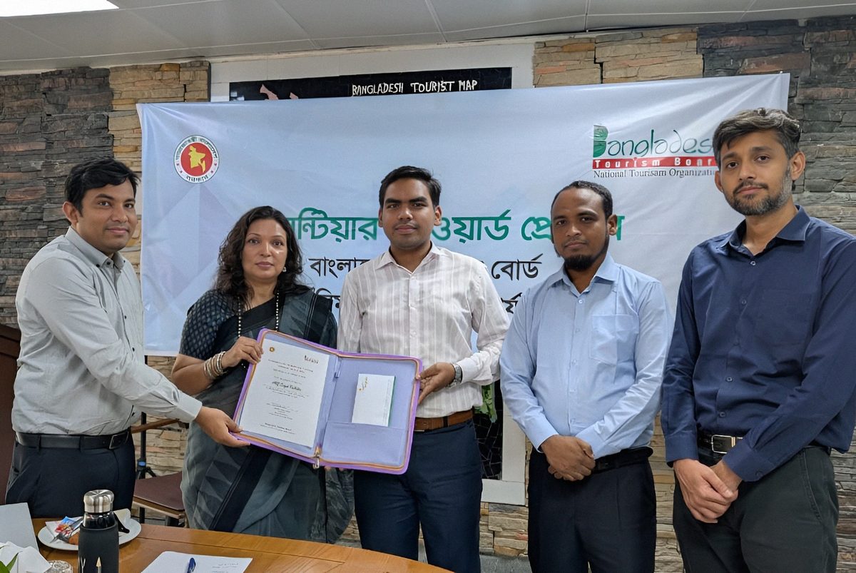 'ভলান্টিয়ার ফর সাসটেইনেবল ট্যুরিজম অ্যাওয়ার্ড' পেলেন বান্দরবানের আলিফ
