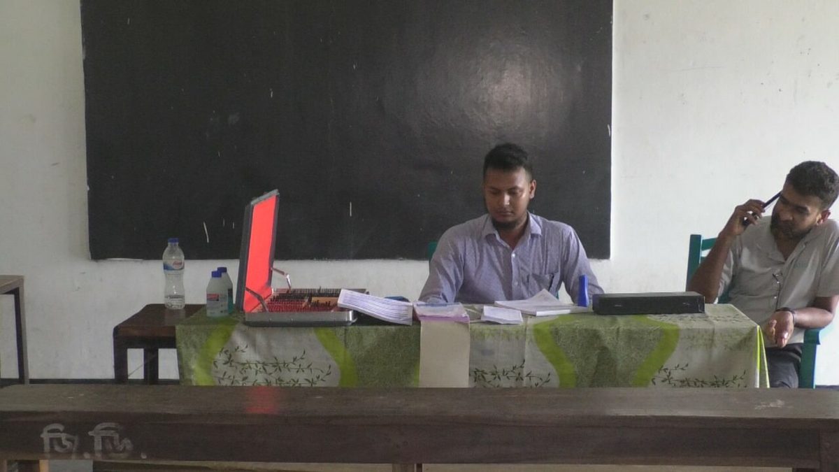 ২০ টাকায় চক্ষু চিকিৎসা: চক্ষু বিশেষজ্ঞের পরিবর্তে ডিএমএফ ডাক্তার!