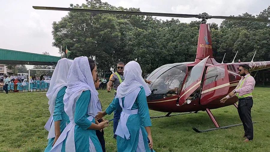 ভালো ফল করায় হেলিকপ্টারে ঘুরিয়ে ২৩ শিক্ষার্থীকে সংবর্ধনা