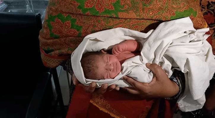 পঞ্চগড়ে রাস্তায় ভারসাম্যহীন নারীর সন্তান প্রসব