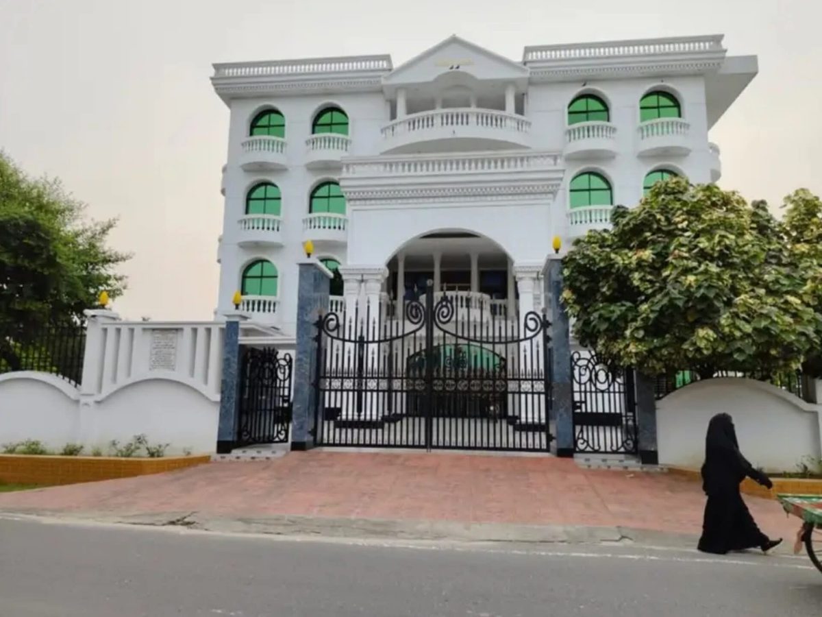 কুষ্টিয়ায় শিল্পপতির বাড়ি থেকে আম গাছ চুরি, থানায় অভিযোগ