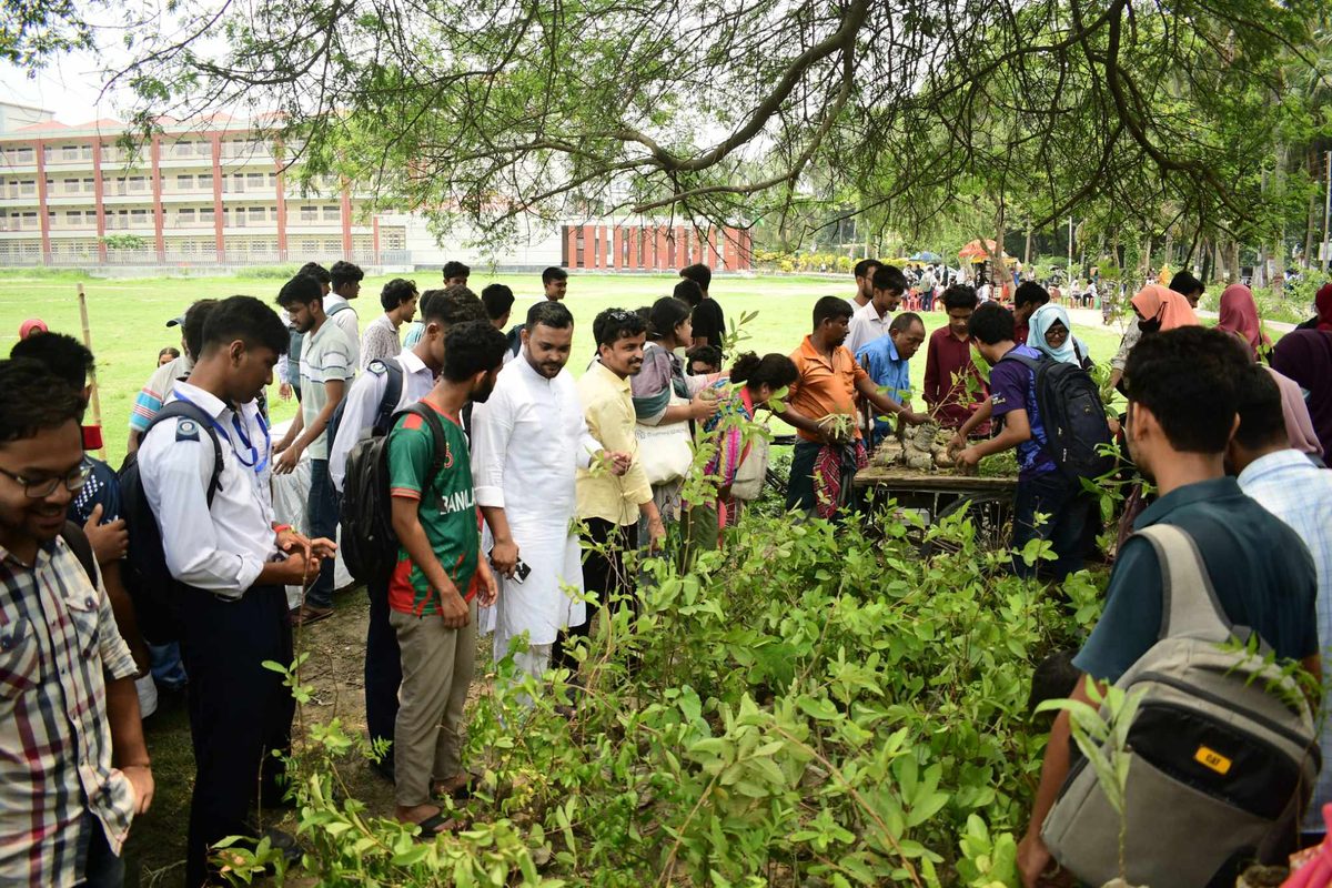 রাবি সায়েন্স ক্লাবের উদ্যোগে বিনামূল্যে ১০০০ গাছ বিতরণ