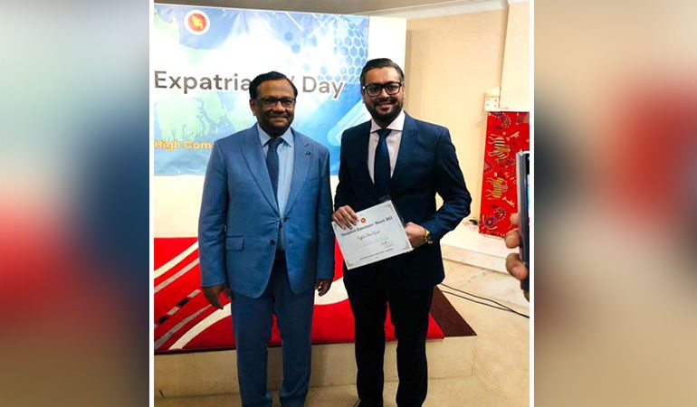বাংলাদেশ প্রবাসী পুরস্কার গ্রহন করলেন ব্যারিস্টার সাফফাত বিন আজাদ