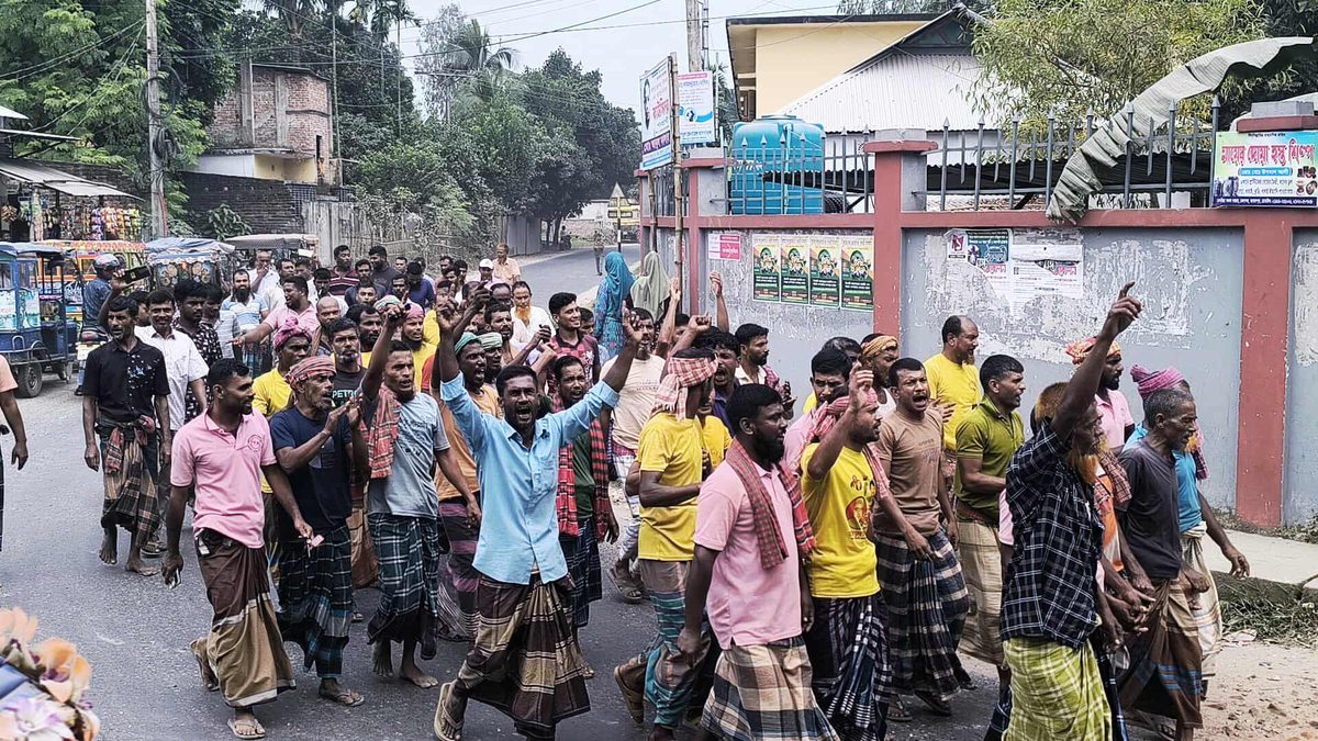 জামালপুরে সার গুদামে দুর্নীতি ও অনিয়মের অভিযোগে শ্রমিকদের বিক্ষোভ