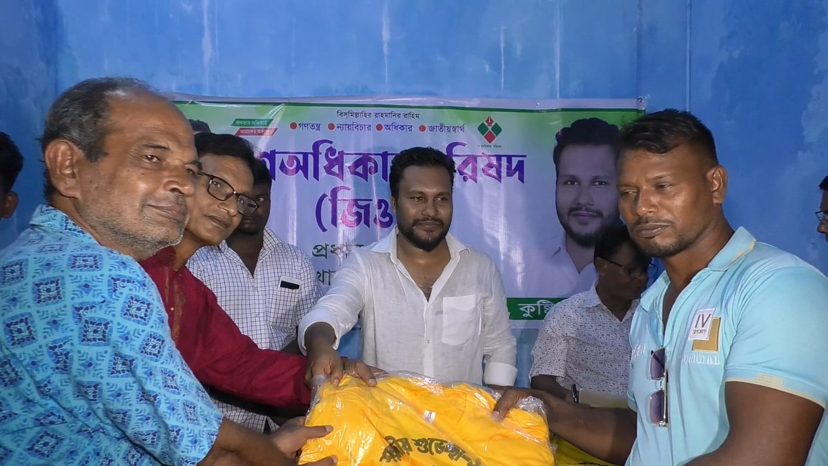 শারদীয় দুর্গাপূজা উপলক্ষে কুমারখালীতে উপহার বিতরণ