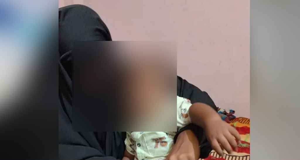 বিয়ের দাবিতে প্রেমিকের বাড়িতে শিশুসন্তানসহ তরুণীর অনশন