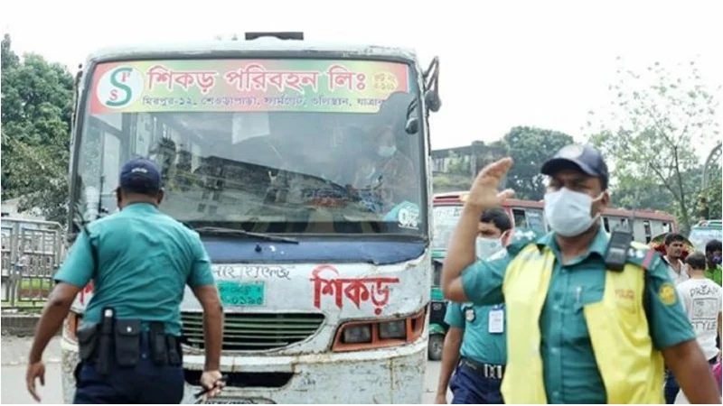 পুলিশ বক্সে ঢুকে গেল যাত্রীবাহী বাস, পুলিশ কর্মকর্তা আহত