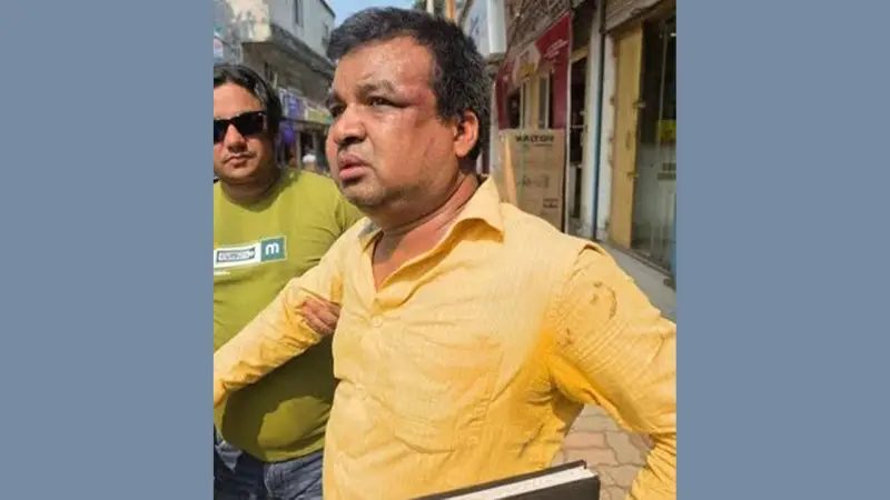 ভুয়া সন্দেহে ভ্যাট ইন্সপেক্টরকে খুঁটির সঙ্গে বেঁধে মারধর