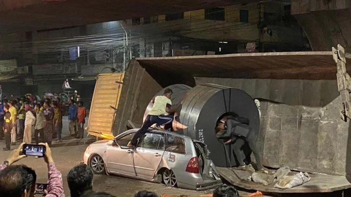 প্রাইভেটকারের ওপর পড়ল ট্রাক, নিহত ১