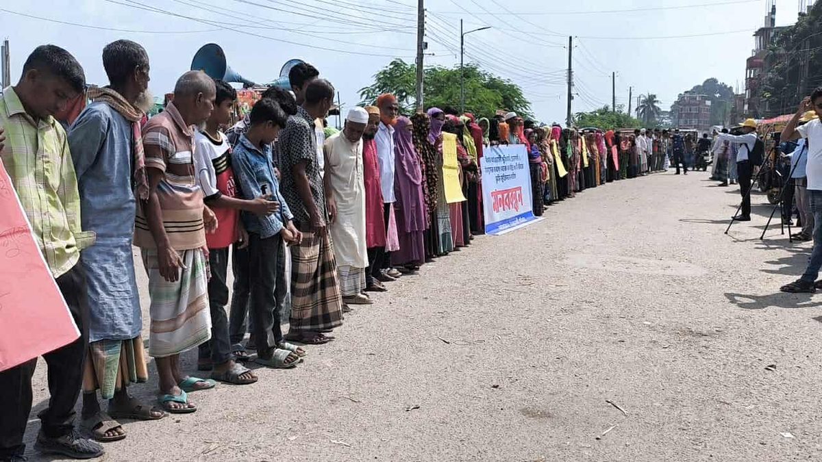 জামালপুরে ভূমিদস্যুদের কবল থেকে জমি উদ্ধারের দাবিতে মানববন্ধন