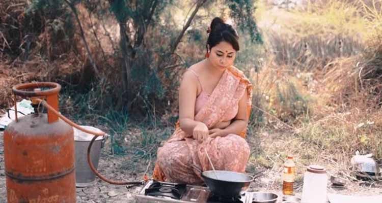 খোলামেলা ব্লাউজে বাঁধাকপি রেঁধে ভাইরাল যুবতী