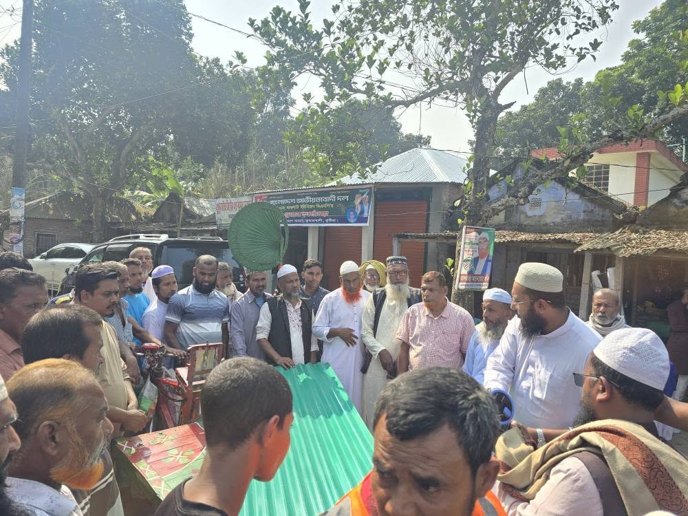 কুমারখালীতে অগ্নিকাণ্ডে ক্ষতিগ্রস্ত ১৩ পরিবারকে সহায়তা দিলেন এমপি প্রার্থী আনোয়ার খান
