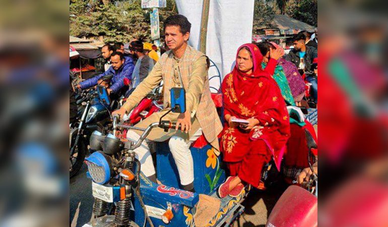 দেবীগঞ্জে ইজিবাইক চালিয়ে রেলমন্ত্রীর পক্ষে ভোট চাইলেন পৌর মেয়র