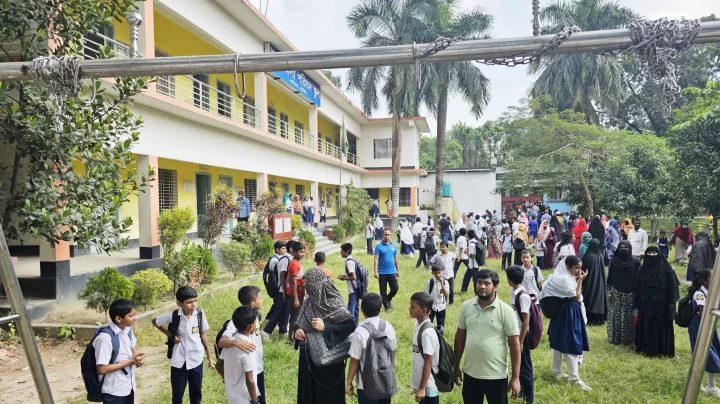 স্কুলের দোলনায় ছাত্রীর মৃত্যু