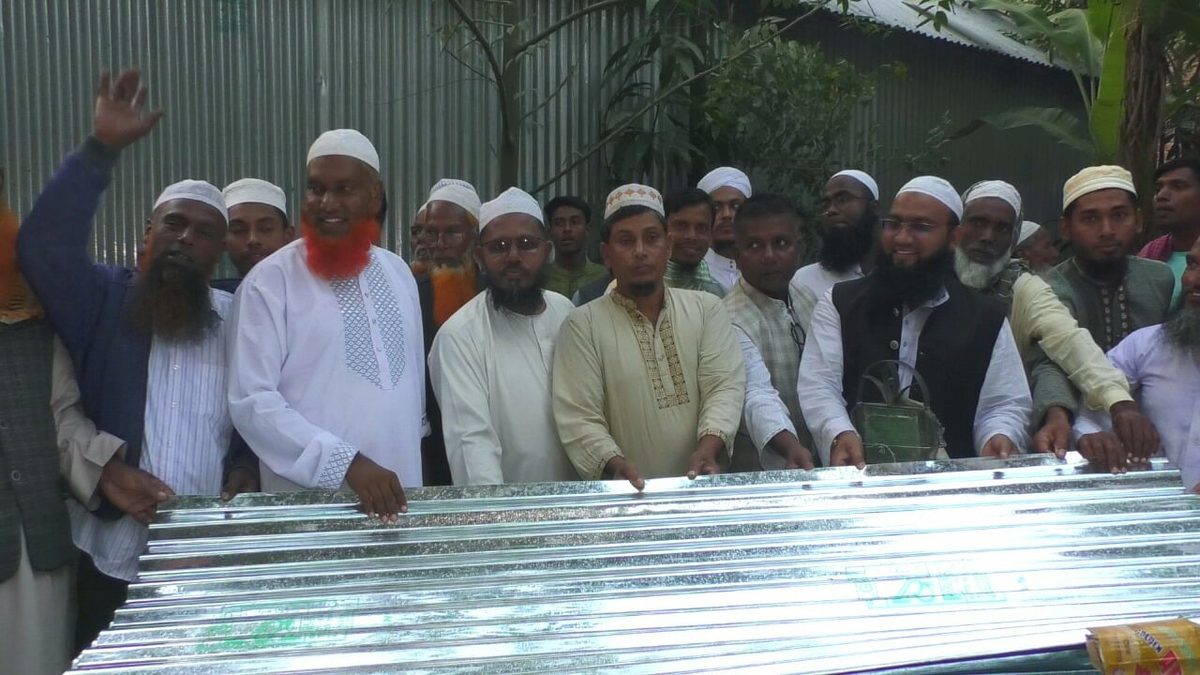 কুমারখালীতে আগুনে ক্ষতিগ্রস্ত ৫টি পরিবারের মাঝে ঢেউটিন বিতরণ