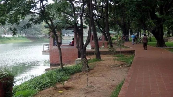 ধানমন্ডি লেকে তরুণ-তরুণীর মাতলামি