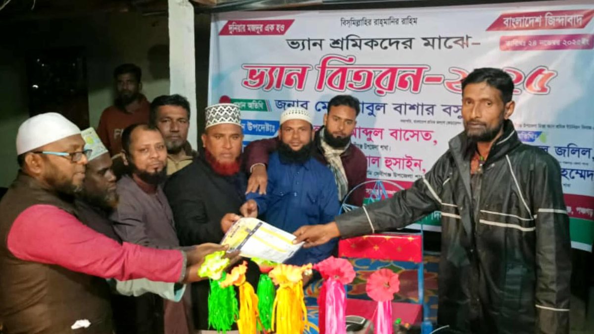দেবীগঞ্জে অসহায় শ্রমিকের হাতে ব্যাটারি চালিত ভ্যান তুলে দিল শ্রমিক ইউনিয়ন