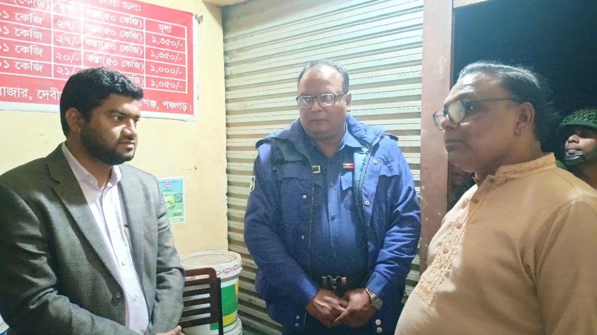 পঞ্চগড়ে অবৈধ সার জব্দে গিয়ে ইউএনও'র আইন প্রয়োগে শিথিলতা!