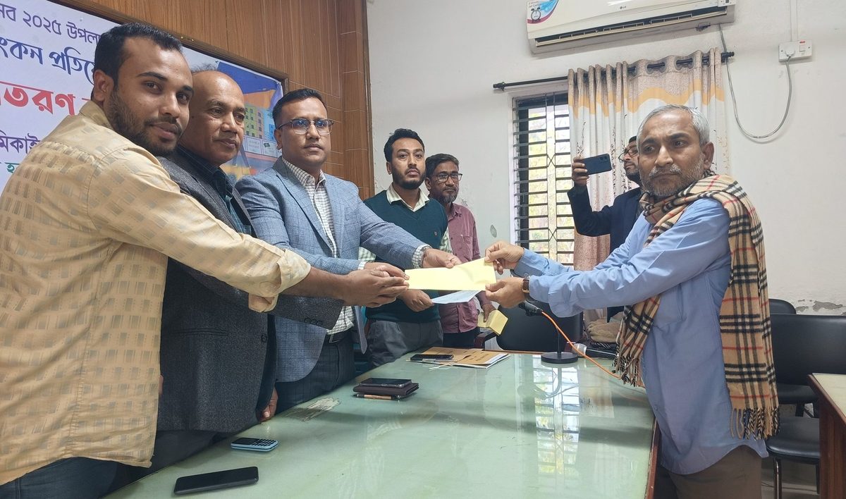 কুমারখালীতে গ্রাফিতি ও চিত্রাংকন প্রতিযোগিতায় পুরস্কার বিতরণ