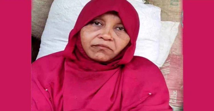 স্ত্রীর স্বীকৃতির দাবিতে প্রেমিকের বাড়িতে ৬০ বছরের বৃদ্ধার অবস্থান