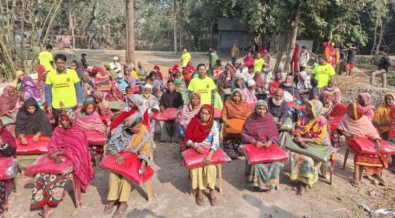 জামালপুরে ইয়ুথ ফর বাংলাদেশের শীতবস্ত্র পেল শতাধিক শীতার্ত