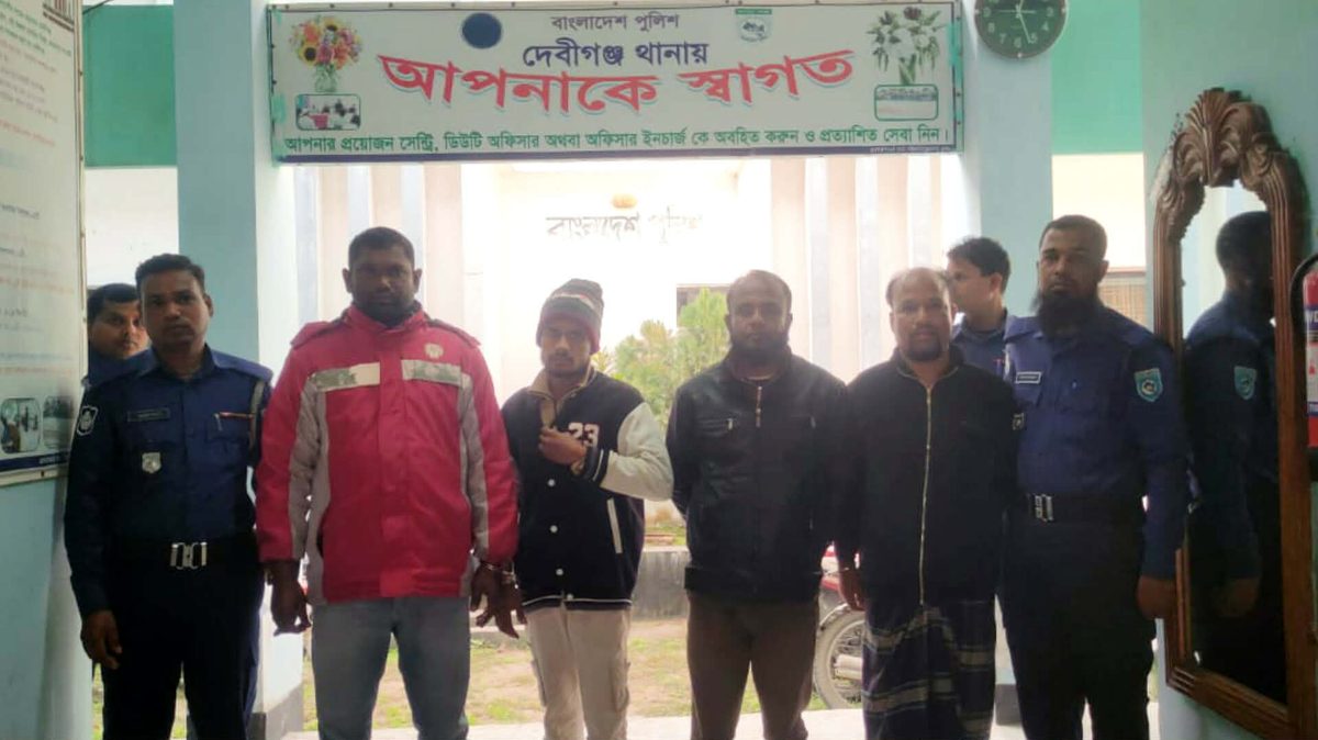 পঞ্চগড়ে অবৈধ ইটভাটা বন্ধে প্রশাসনের অভিযানে বাধা,গ্রেপ্তার ৩