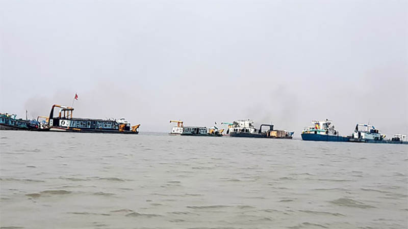 মেঘনায় ড্রেজার ডুবিতে নিখোঁজ ২ জনের লাশ উদ্ধার