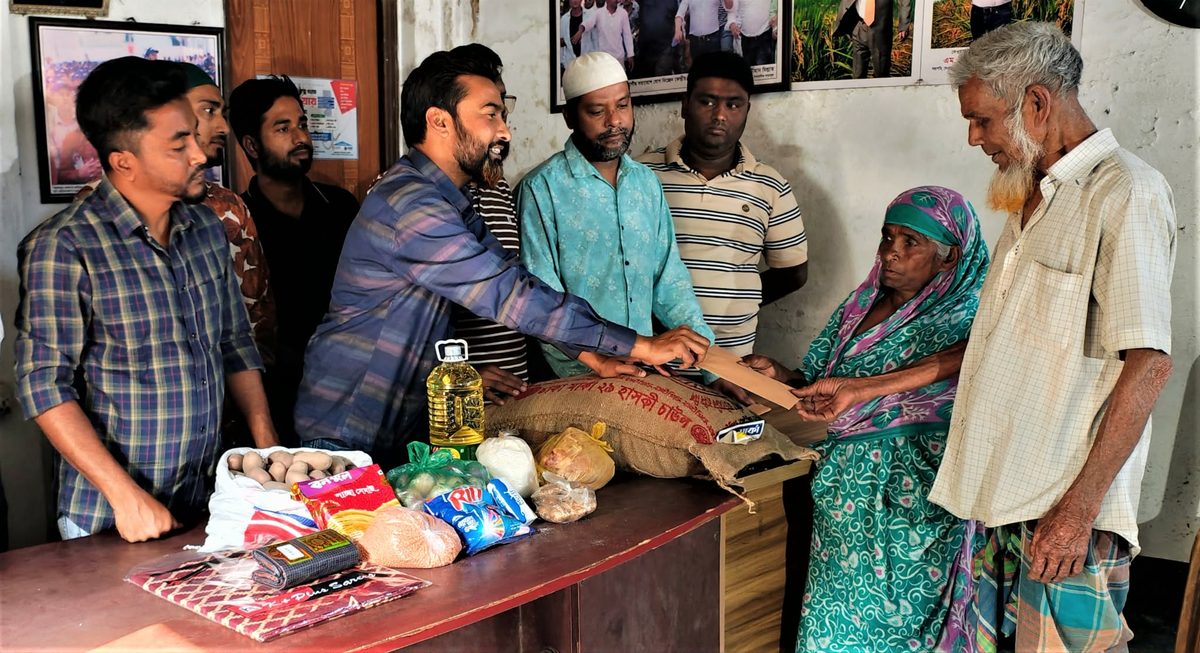 অসহায় বৃদ্ধ দম্পত্তির আজীবন দায়িত্ব নিলেন যুবদল নেতা সোহেল