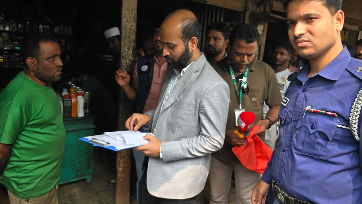 বেশি দামে পেট্রোল বিক্রি, দুই দোকানদারকে জরিমানা